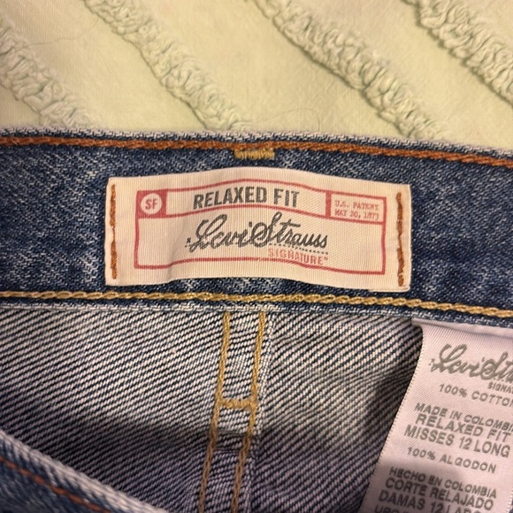 Levi's Relaxed Fit Misses Blue Jeans. Size 12 long. - Picture 5 of 6